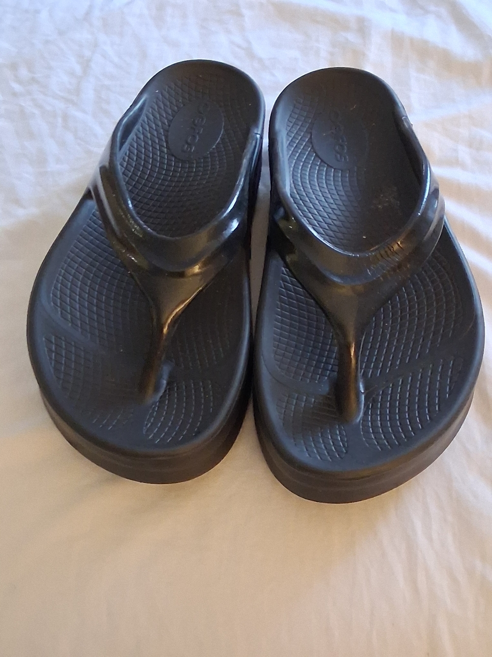 OOFOS Black Women's Thong Sandals
